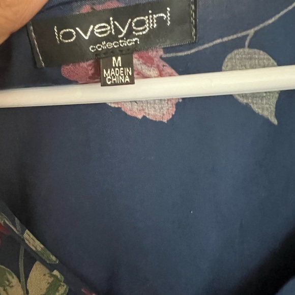 LOVELY GIRL FLORAL BLOUSE , side hidden zipper ,SIZE M GREAT USED CONDITION - Picture 3 of 4